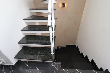 Casa de condomínio à venda com 132m², 3 quartos e 2 vagasEscada para o segundo piso