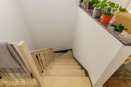 Casa para alugar com 200m², 3 quartos e 2 vagasEscada