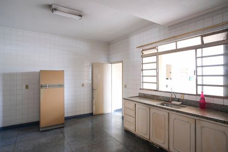 Casa à venda com 303m², 5 quartos e 3 vagasCozinha casa 2