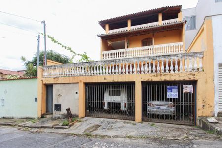 Casa à venda com 291m², 4 quartos e 4 vagasFachada
