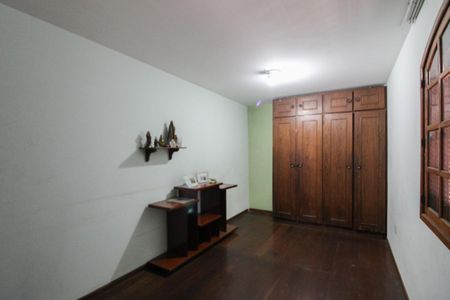 Casa à venda com 291m², 4 quartos e 4 vagasQuarto 2