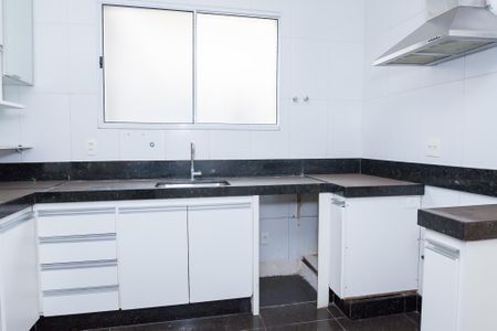 Casa de condomínio para alugar com 176m², 4 quartos e 2 vagasCozinha