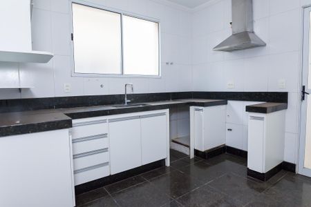 Casa de condomínio para alugar com 176m², 4 quartos e 2 vagasCozinha