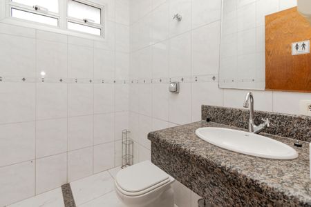 Casa para alugar com 240m², 3 quartos e 2 vagas Casa para alugar com 240m², 3 quartos e 2 vagasBanheiro da Edícula