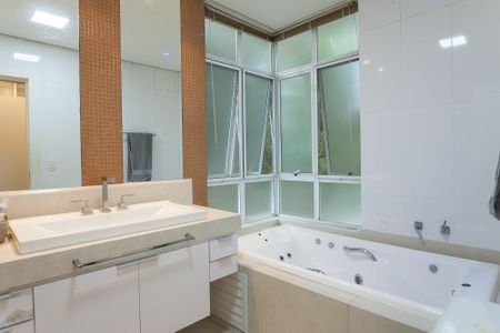 Casa de condomínio à venda com 466m², 4 quartos e 4 vagasBanheiro suite 4