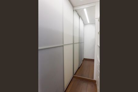 Casa de condomínio à venda com 466m², 4 quartos e 4 vagasCloset suite 4