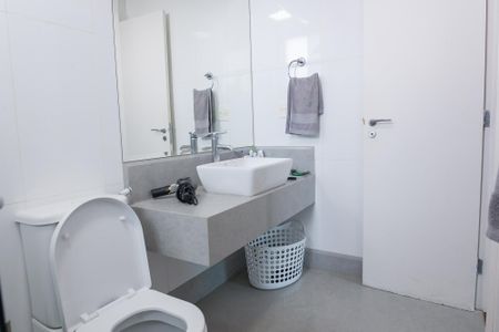 Casa de condomínio à venda com 466m², 4 quartos e 4 vagasBanheiro da Suíte 2