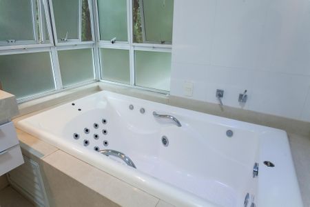 Casa de condomínio à venda com 466m², 4 quartos e 4 vagasBanheiro suite 4