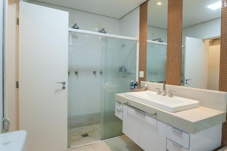 Casa de condomínio à venda com 466m², 4 quartos e 4 vagasBanheiro suite 4