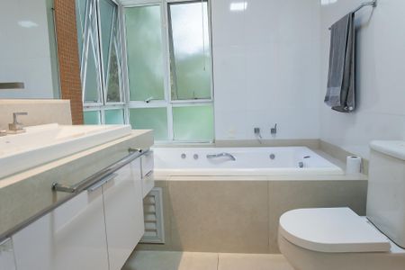 Casa de condomínio à venda com 466m², 4 quartos e 4 vagasBanheiro suite 4