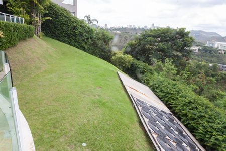 Casa de condomínio à venda com 466m², 4 quartos e 4 vagasQuintal