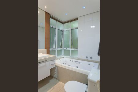 Casa de condomínio à venda com 466m², 4 quartos e 4 vagasBanheiro suite 4