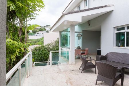 Casa de condomínio à venda com 466m², 4 quartos e 4 vagasÁrea externa