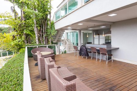 Casa de condomínio à venda com 466m², 4 quartos e 4 vagasChurrasqueira