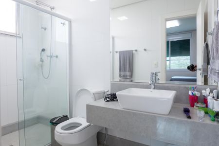 Casa de condomínio à venda com 466m², 4 quartos e 4 vagasBanheiro da Suíte 2