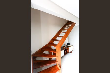 Apartamento à venda com 62m², 1 quarto e 2 vagas Apartamento à venda com 62m², 1 quarto e 2 vagasEscada