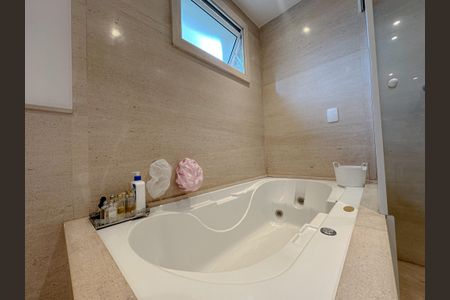 Apartamento à venda com 190m², 3 quartos e 4 vagasBanheiro Suíte 1