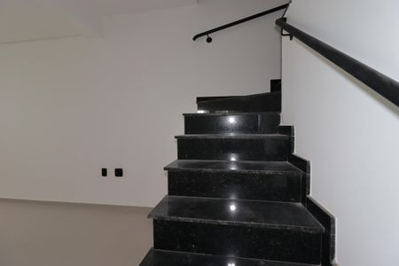 Casa à venda com 200m², 4 quartos e 2 vagasEscada para as  Suítes