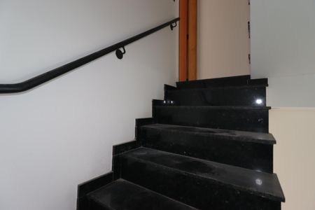 Casa à venda com 200m², 4 quartos e 2 vagasEscada para as  Suítes