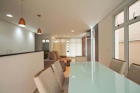 Casa de condomínio para alugar com 130m², 3 quartos e 2 vagas Casa de condomínio para alugar com 130m², 3 quartos e 2 vagasSala