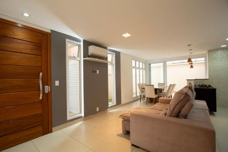 Casa de condomínio para alugar com 130m², 3 quartos e 2 vagas Casa de condomínio para alugar com 130m², 3 quartos e 2 vagasSala