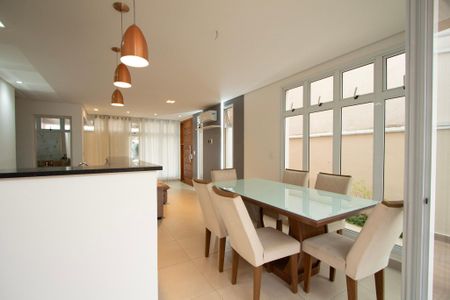 Casa de condomínio para alugar com 130m², 3 quartos e 2 vagas Casa de condomínio para alugar com 130m², 3 quartos e 2 vagasSala