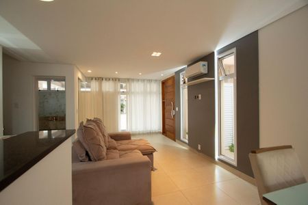 Casa de condomínio para alugar com 130m², 3 quartos e 2 vagas Casa de condomínio para alugar com 130m², 3 quartos e 2 vagasSala