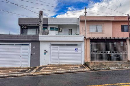 Casa à venda com 125m², 3 quartos e 4 vagas Casa à venda com 125m², 3 quartos e 4 vagasFachada
