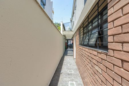 Casa à venda com 195m², 4 quartos e 4 vagas Casa à venda com 195m², 4 quartos e 4 vagasCorredor