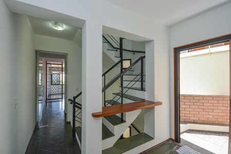 Casa à venda com 195m², 4 quartos e 4 vagas Casa à venda com 195m², 4 quartos e 4 vagasEscada