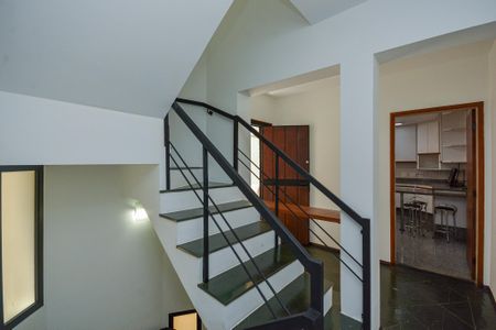 Casa à venda com 195m², 4 quartos e 4 vagas Casa à venda com 195m², 4 quartos e 4 vagasEscada