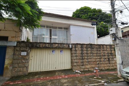 Casa à venda com 350m², 4 quartos e 4 vagasFachada