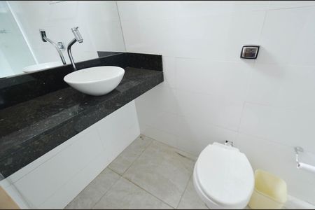 Casa à venda com 350m², 4 quartos e 4 vagasBanheiro Suíte 2