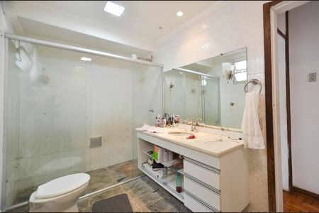 Casa à venda com 350m², 4 quartos e 4 vagasBanheiro Social