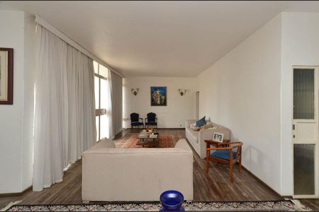 Casa à venda com 350m², 4 quartos e 4 vagasSala de Estar