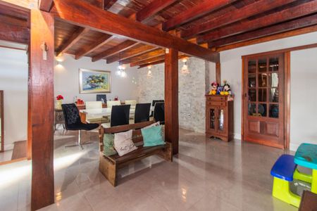 Casa à venda com 208m², 3 quartos e 3 vagasSala