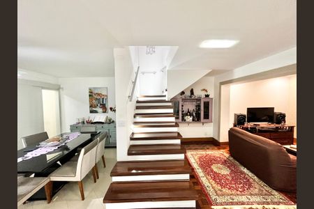 Casa à venda com 365m², 7 quartos e 2 vagasEscada