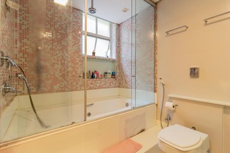 Apartamento à venda com 323m², 4 quartos e 3 vagasBanheiro dos Quartos 1 e 2