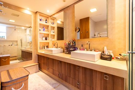 Apartamento à venda com 323m², 4 quartos e 3 vagasBanheiro da Suíte 1