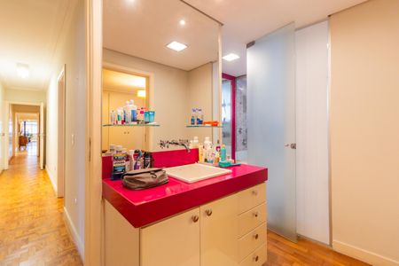 Apartamento à venda com 323m², 4 quartos e 3 vagasBanheiro dos Quartos 1 e 2