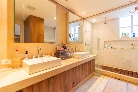 Apartamento à venda com 323m², 4 quartos e 3 vagasBanheiro da Suíte 1