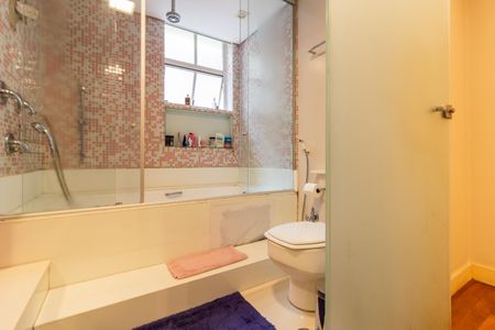 Apartamento à venda com 323m², 4 quartos e 3 vagasBanheiro dos Quartos 1 e 2