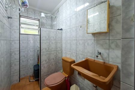 Banheiro de kitnet/studio para alugar com 1 quarto, 30m² em Canto do Forte, Praia Grande