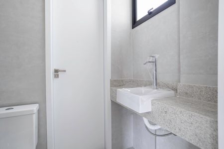 Apartamento à venda com 66m², 2 quartos e 2 vagasBanheiro social e da semi suíte 