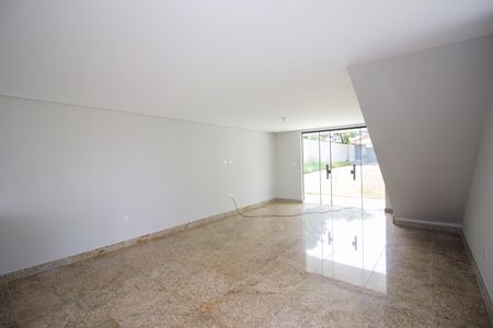 Sala de casa à venda com 3 quartos, 250m² em Chácara Contagem, Contagem