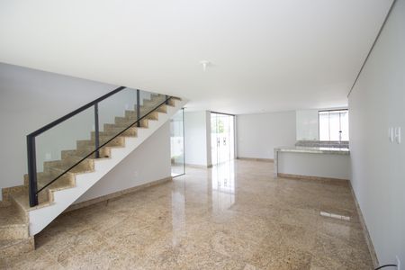 Sala de casa à venda com 3 quartos, 250m² em Chácara Contagem, Contagem