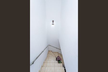 Casa para alugar com 164m², 2 quartos e 1 vaga Casa para alugar com 164m², 2 quartos e 1 vagaEscada