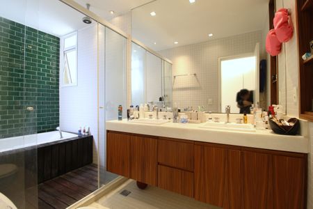 Apartamento à venda com 162m², 2 quartos e 3 vagasBanheiro da Suíte 2