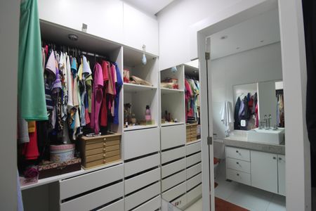Casa de condomínio à venda com 200m², 3 quartos e 2 vagasSuíte 3 - Closet
