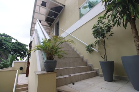 Casa de condomínio à venda com 200m², 3 quartos e 2 vagasEscadas 